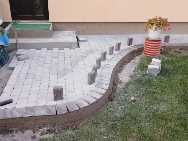 Trinkelių klojimas, tvorų montavimas.