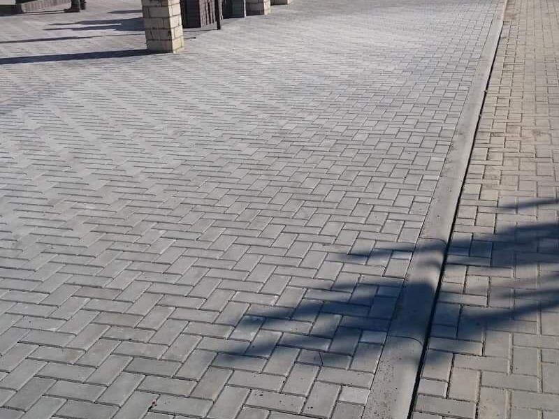 Trinkelių klojimas, tvorų montavimas.
