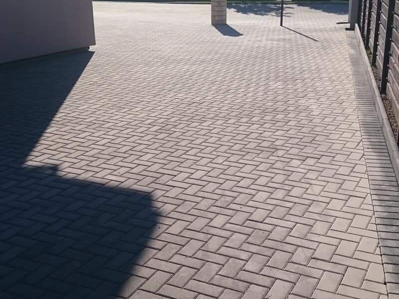 Trinkelių klojimas, tvorų montavimas.